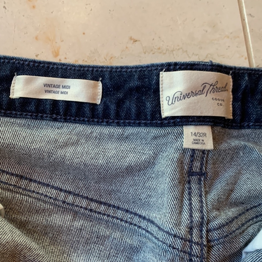Universal Thread cutoff cuffed shorts - Picture 2 of 6